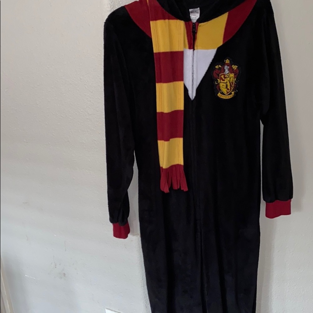 looks long but fits a medium & large super comfy